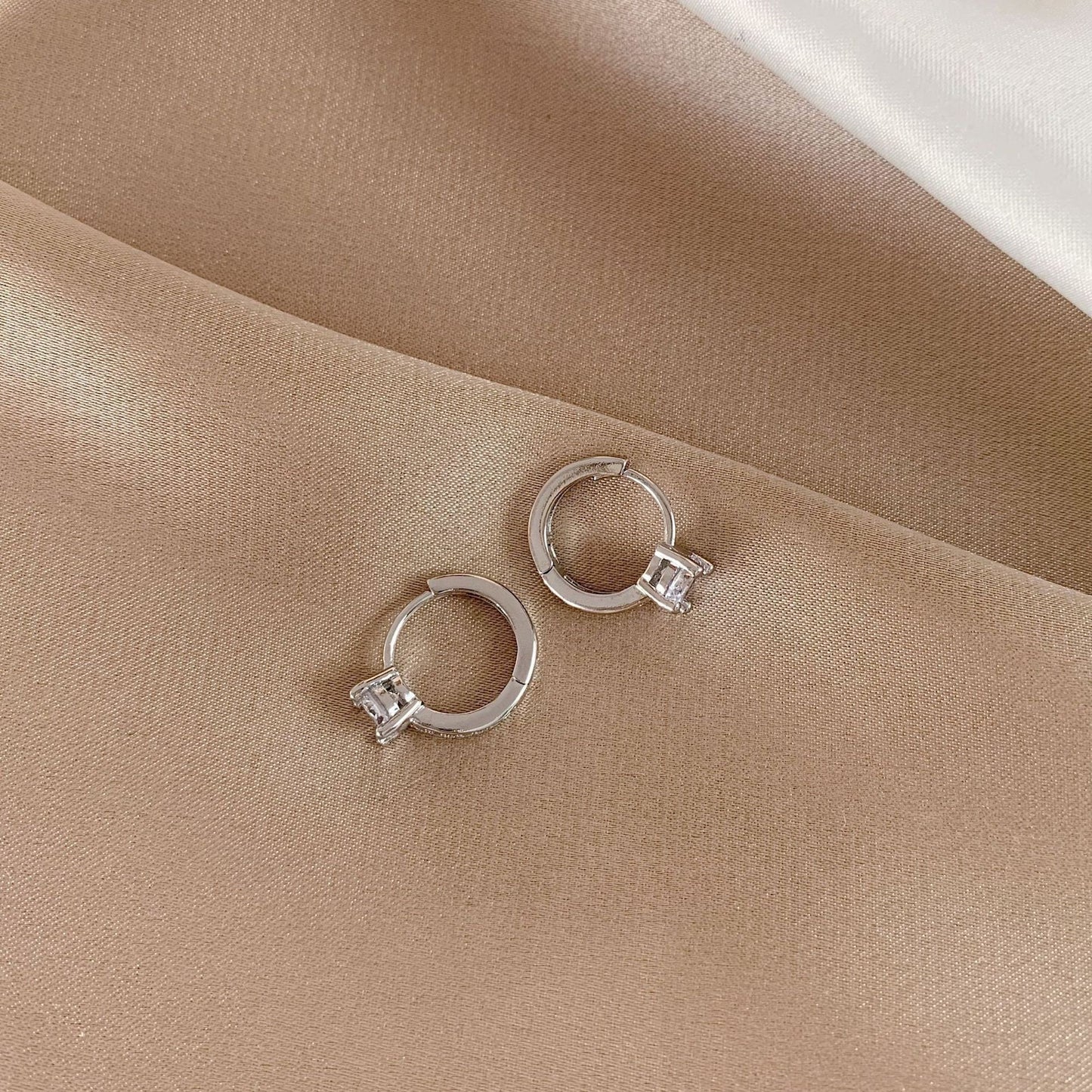 Elegant Golden Micro-inlaid Four-claw Round Earrings
