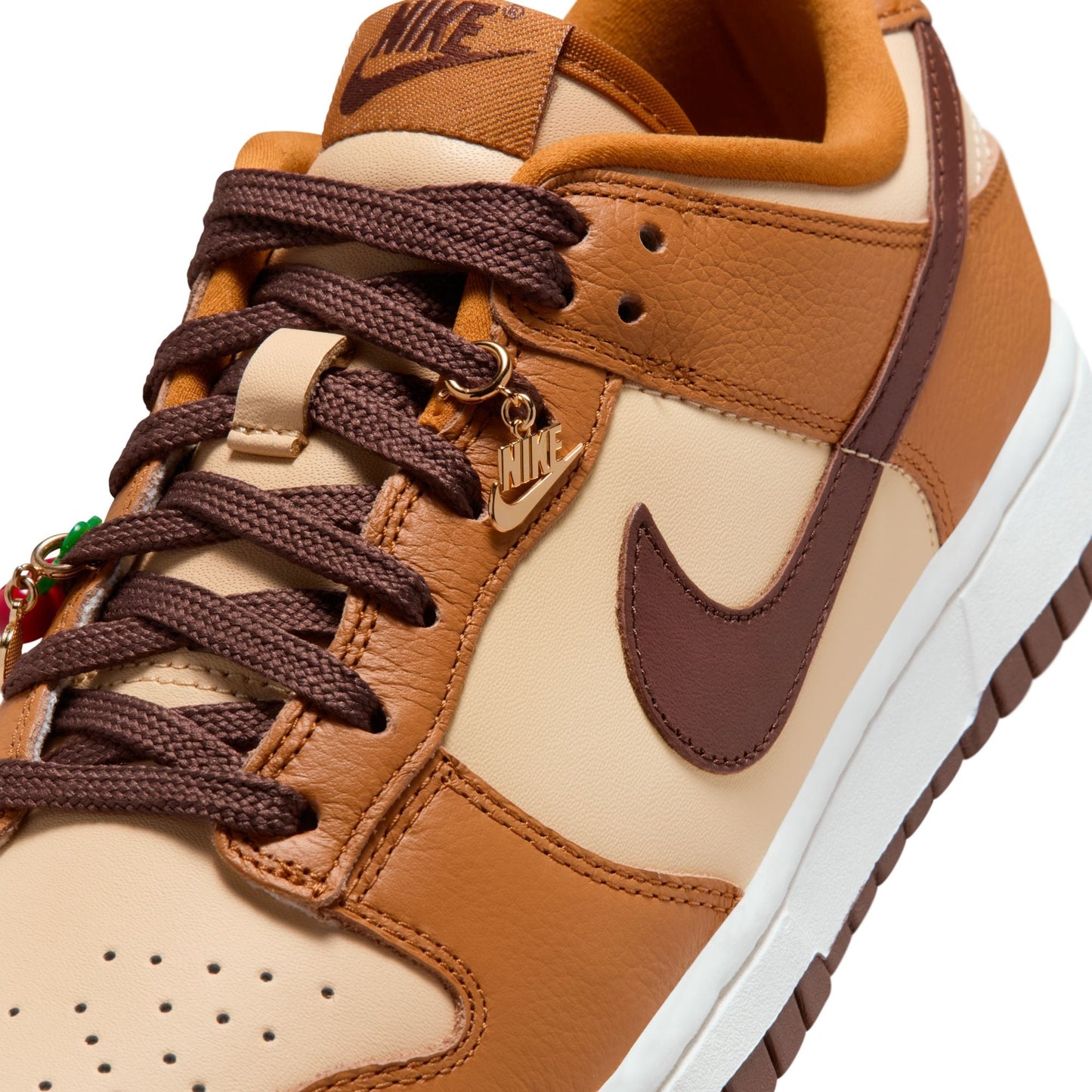 W Nike Dunk Low SE HQ7487-700