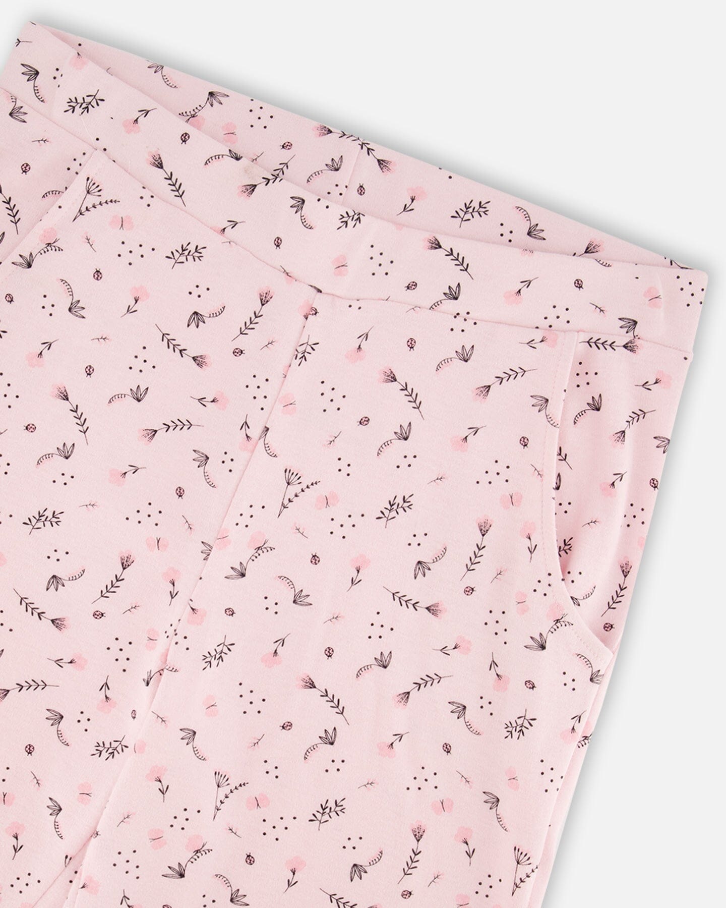 Women'S Printed Organic Cotton Two-Piece Pajama Set Small Pink Flowers On Pale Pink Background